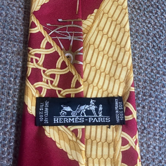 HERMÈS Tie Rare 100% Silk Horse Carriage People Bicycle Chain Red Yellow - Picture 8 of 13